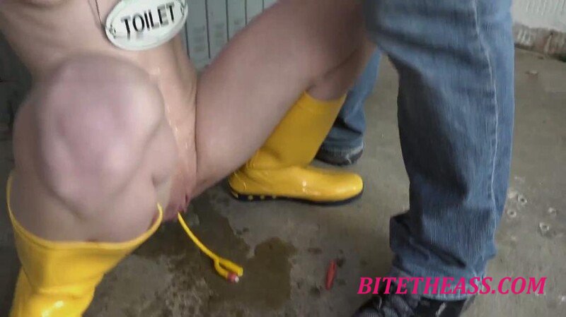 Amateur-Garage -  Amateur-Garage - Die Milf darf Pisse trinken [FullHD 1080]
