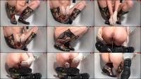 FraeuleinJones -  FraeuleinJones - Viel Pisse fur Gummistiefel und Latexhandschuhe [HD 720]
